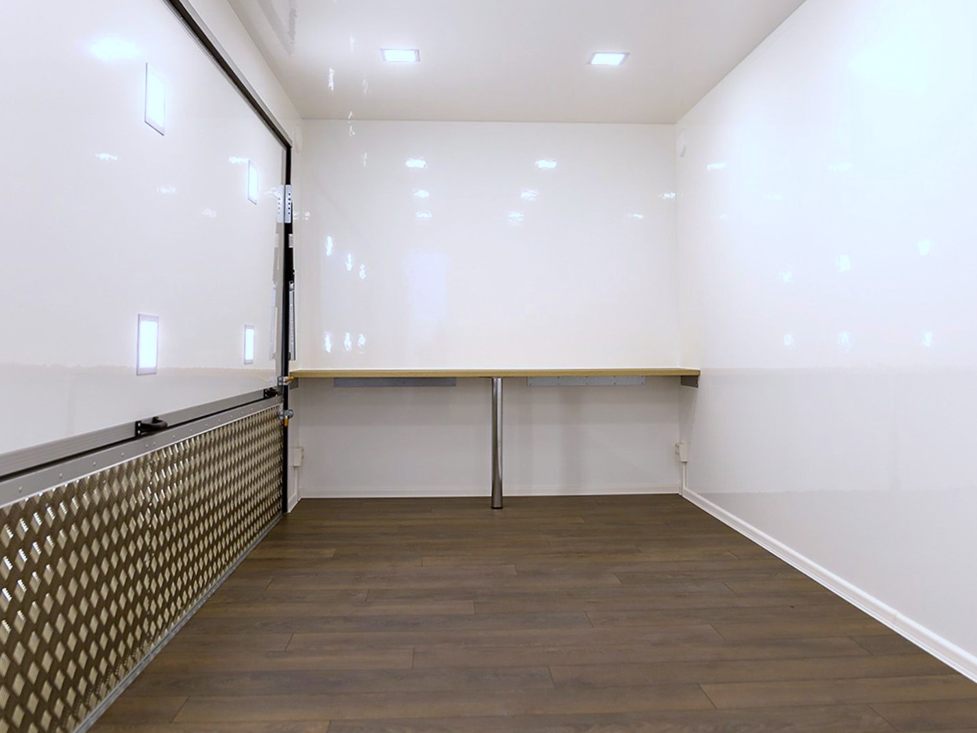 RESPO T222 SHOWROOM – remolque publicitario y promocional blanco